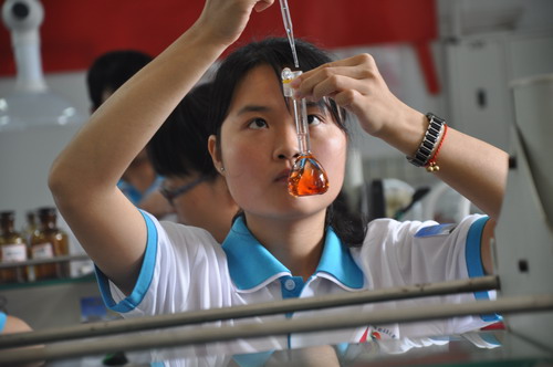 選手正在使用滴定管做實驗
